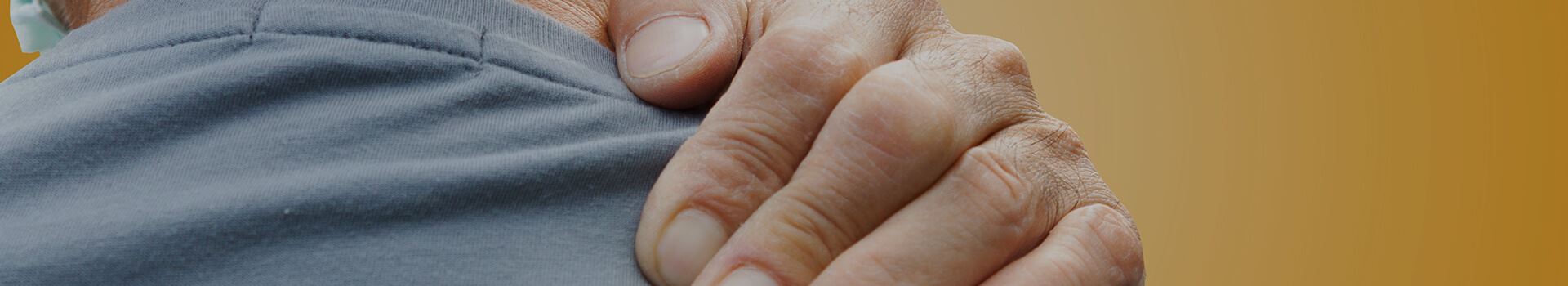hand squeezing shoulder muscle